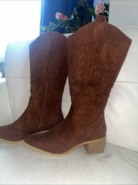 Women’s Suede Lace-Up Western Boots in Brown